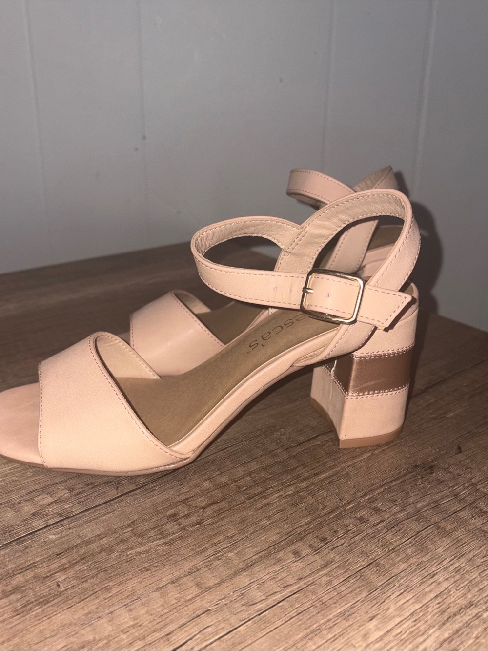 Francesca’s blush color & gold stripe on 3 inch heels block Size 6